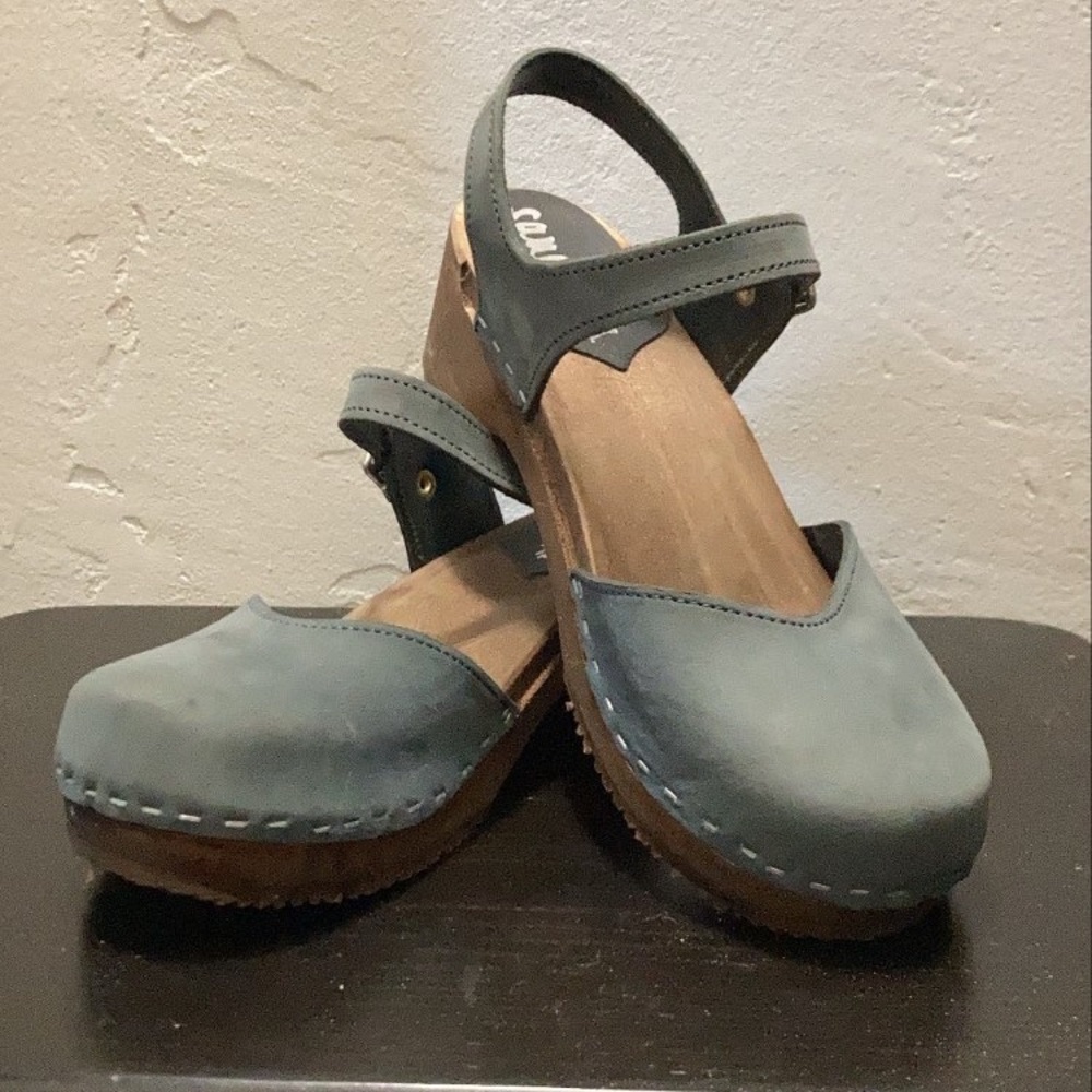 Like new Sandgrens clogs size 38